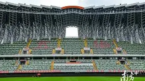 陈芋汐在10米台全国跳水赛上力克群雄，勇夺金牌