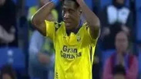 张萌贴心为孕助系鞋，情谊深厚如家人